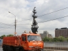 Russie - Moscou - Nettoyage des routes, et derrière la controversée statue de Pierre le Grand