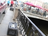 Russie - Saint-Pétersbourg - Groupe électrogène sur le trottoir pour alimenter un stand de vente de nourriture (très courant)